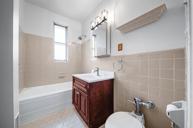 Building Photo - 100 E Palisade Ave