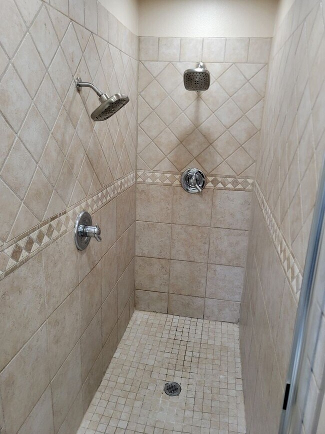Building Photo - Immaculate 5 Bedroom West Salem Home With a View