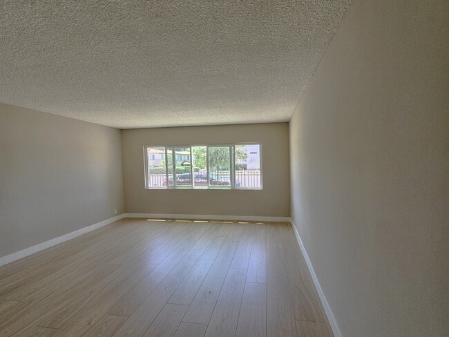 Building Photo - 13535 Victory Blvd