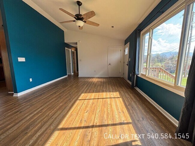 Building Photo - 3615 Ellen Dr