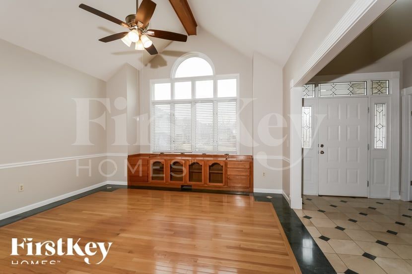 Building Photo - 700 Meadow Cliff Dr