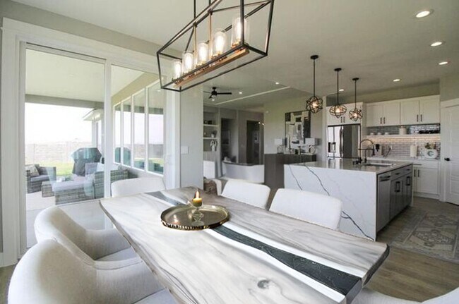 Building Photo - Move in ready luxury home!