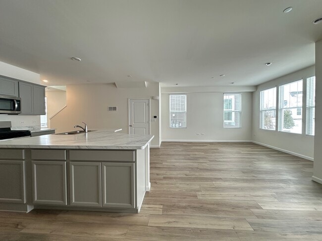 Building Photo - 5924 Hawkweed Dr