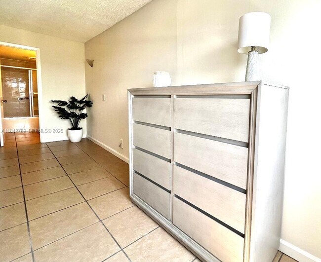 Building Photo - 401 Golden Isles Dr