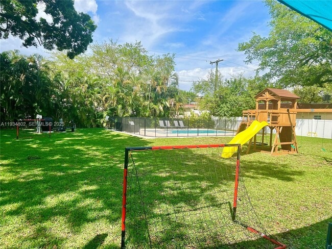 Building Photo - 4121 SW 54th Ct