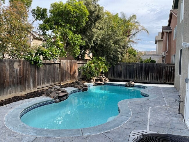 Building Photo - Beautiful 4 Bedroom 3 Bathroom with a pool