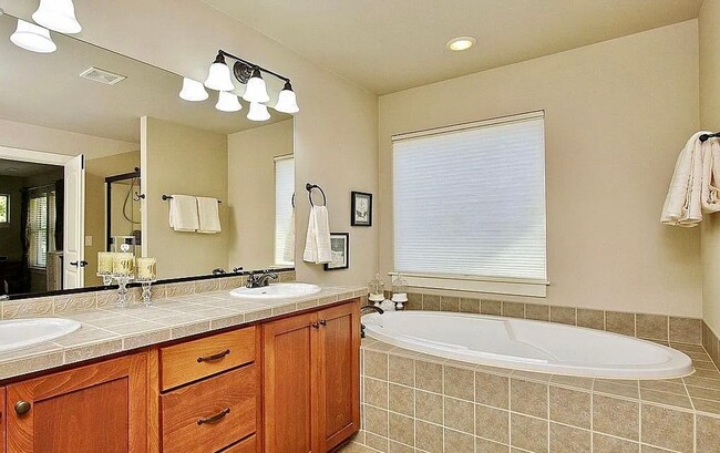Building Photo - 3 Bed, 2.5 Bath Tigard Home with Entertain...