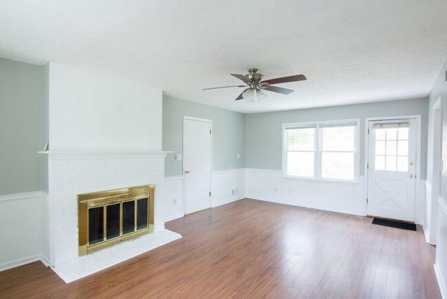 Building Photo - 205 Pinetree Dr