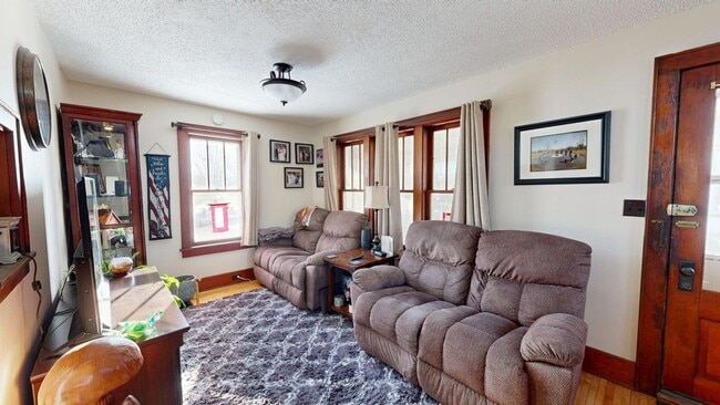 Building Photo - 3BED 2 BATH 2 CAR GARAGE HOME $1500/M TOMAH