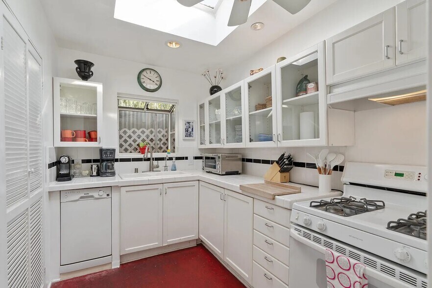 Building Photo - 619 Milwood Ave