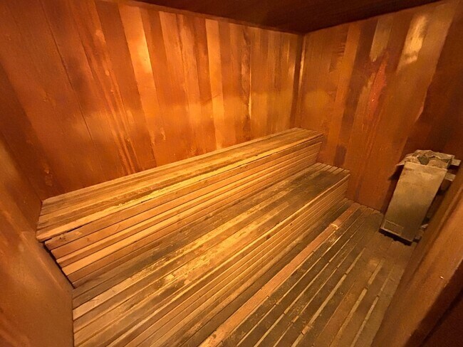 Building Photo - Stunning 2-Bed, 2-Bath High-Rise Residence...
