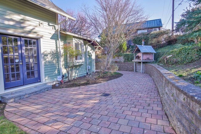 Building Photo - Gorgeous Vintage Home in Downtown Langley with Detached Guest Studio!!