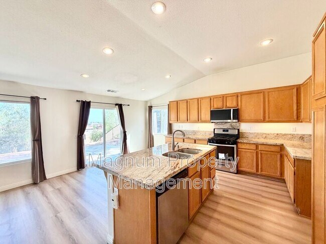 Building Photo - 102 Goldenrod Ave