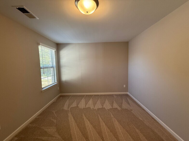 Building Photo - 592 Holden Dr