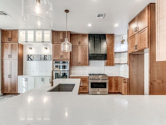 Building Photo - Fantastic home in the Fairways at Surrey H...