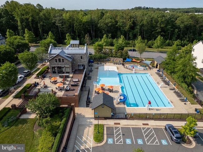 Building Photo - 214 Almond Dr