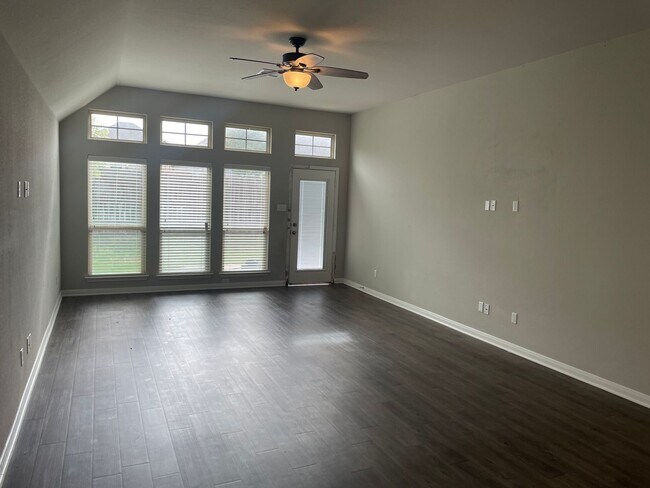 Building Photo - 4 BEDROOM NEAR STILLHOUSE HOLLOW LAKE