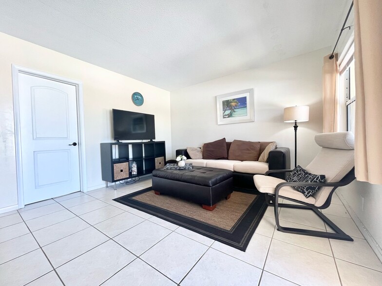Building Photo - 4532 Bougainvilla Dr