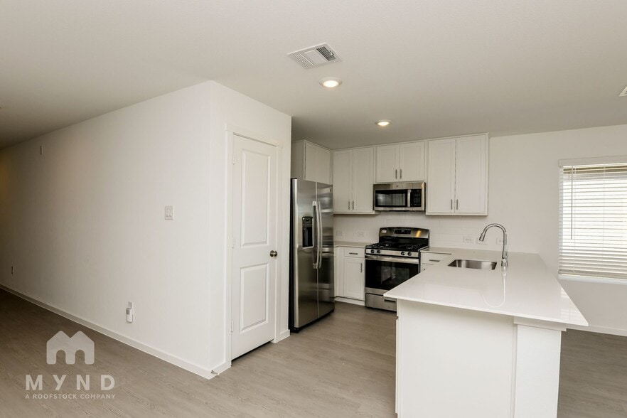 Building Photo - 2717 Ctr Crk Ln