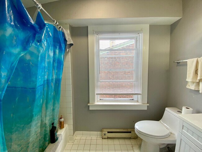 Building Photo - 7 bedroom/ 3bath Mins. from UC + Med Campu...