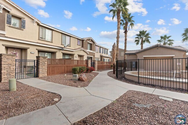 Building Photo - 315 Breezy Pl