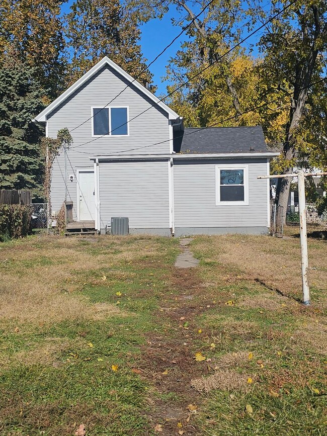 Building Photo - There is a $25 fee per application and eve...