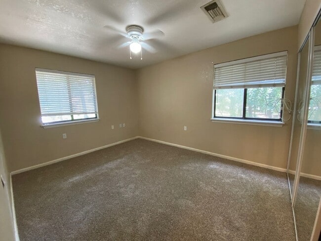 Building Photo - 2/1 Condo with screened porch and communit...