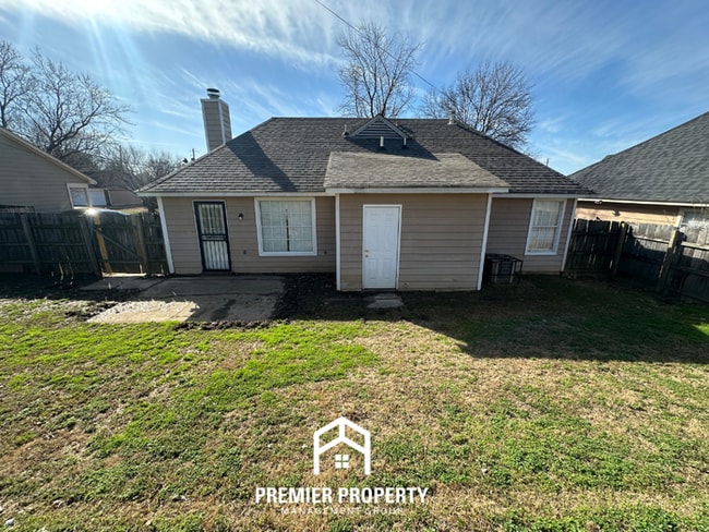 Building Photo - Cozy 3-Bedroom Memphis Rental with Brick Fireplace, High Ceilings & Fenced Yard