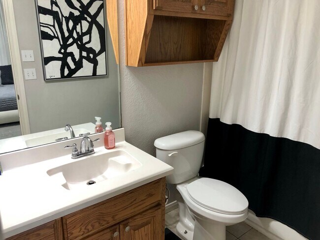 Building Photo - 3BR/3BA House Near Campus