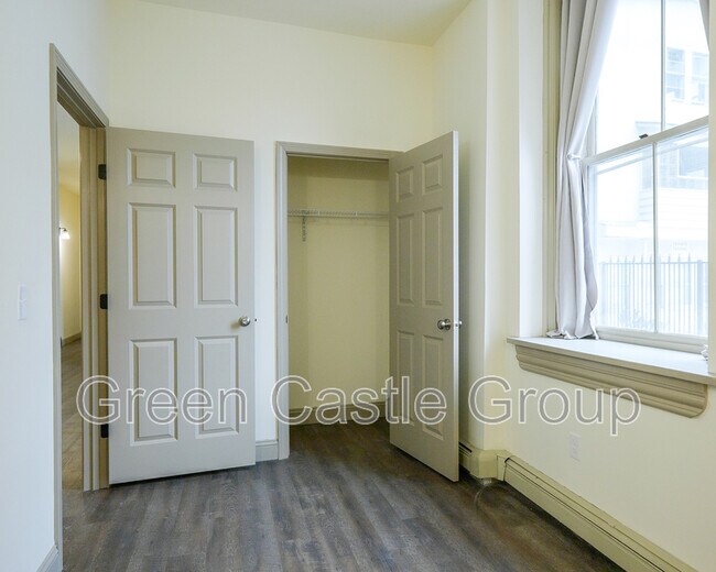 Building Photo - 260 College St