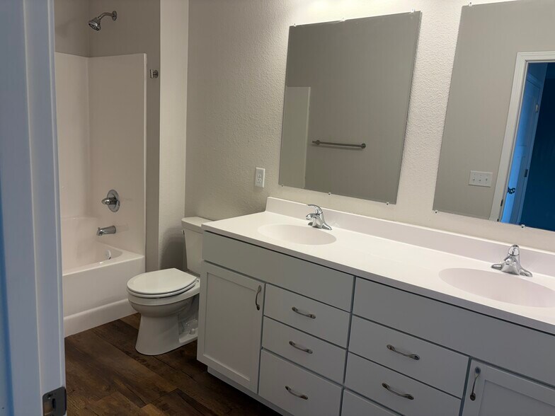 Shared bathroom - 3125 Scotch Ln