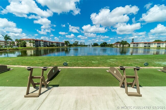 Building Photo - 820 S Hollybrook Dr