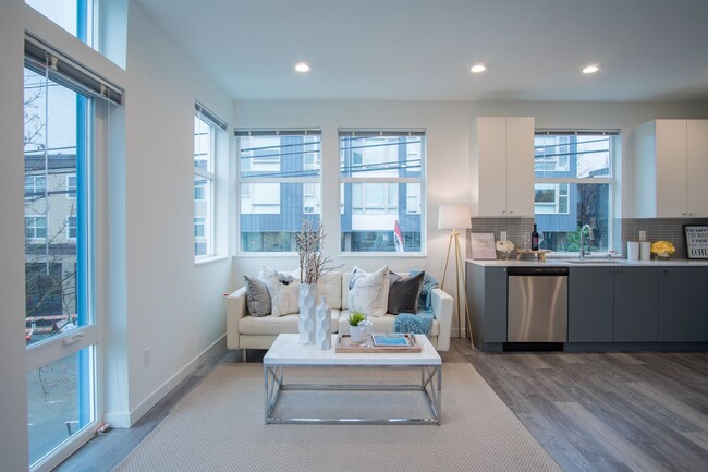Building Photo - Modern 3BR/2BA Townhouse with Rooftop View...