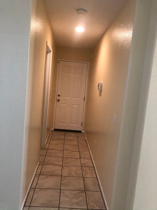 Building Photo - Spacious 4bd/2.5ba house in Moreno Valley on Blazer Ct!
