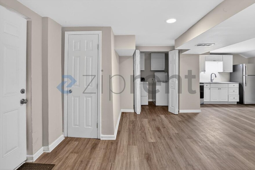 Building Photo - Unit B