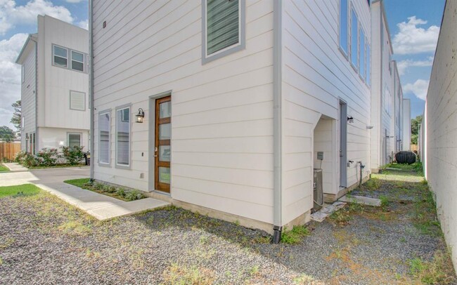 Building Photo - 1741 Cove Cres Ct
