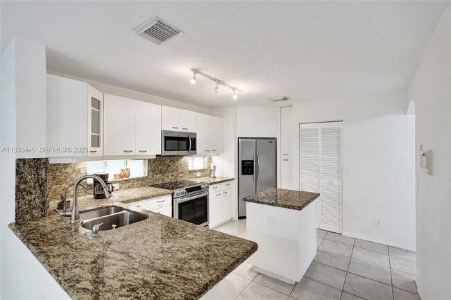 Building Photo - 1046 Satinleaf St