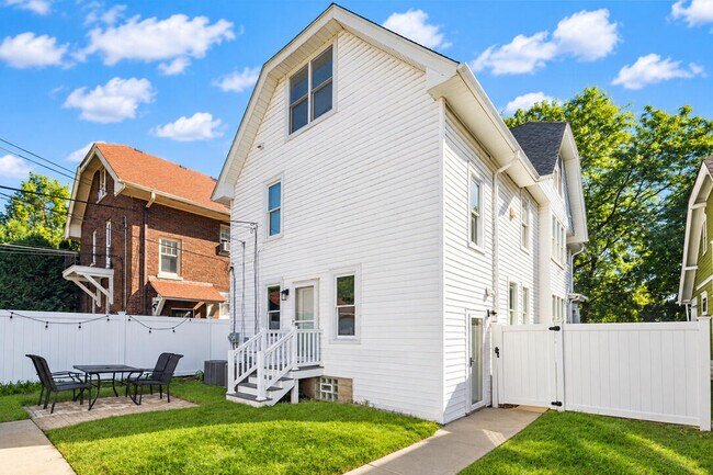 Building Photo - 3909 N Farwell Ave