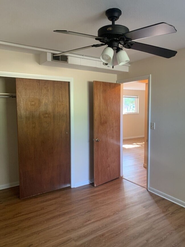 Building Photo - Mid-Town Single Family Home w/ Spacious Fenced Yard