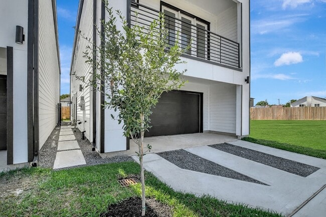 Building Photo - 3628 Amos St