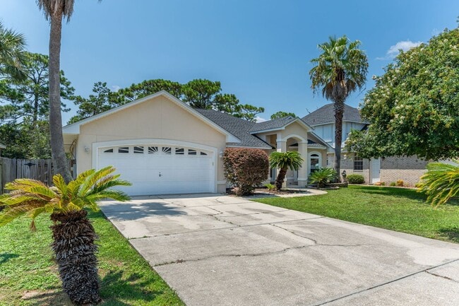 Building Photo - Spacious Home in Navarre!