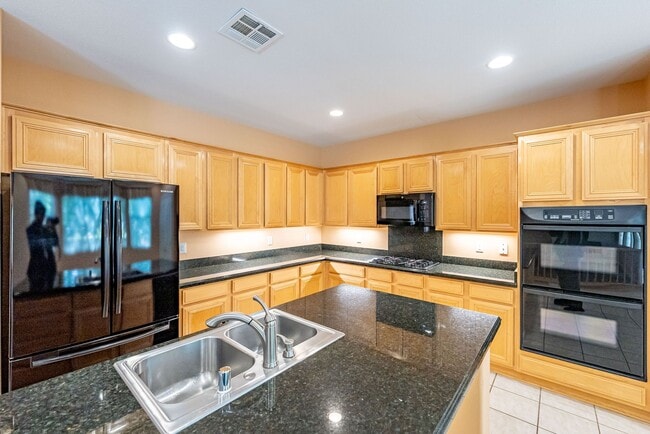 Building Photo - Beautiful 4-bedroom home located in Henderson