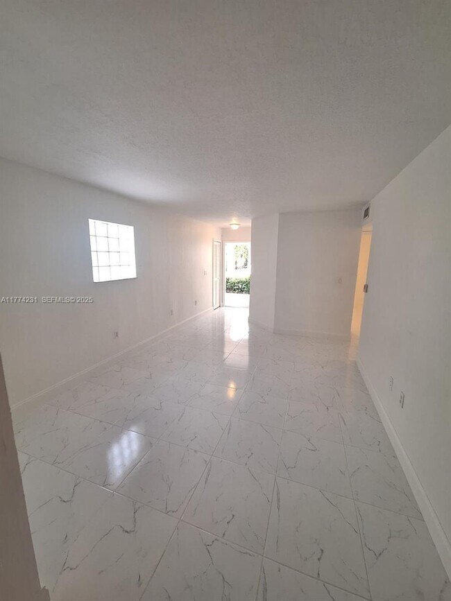 Building Photo - 2931 SE 13th Rd