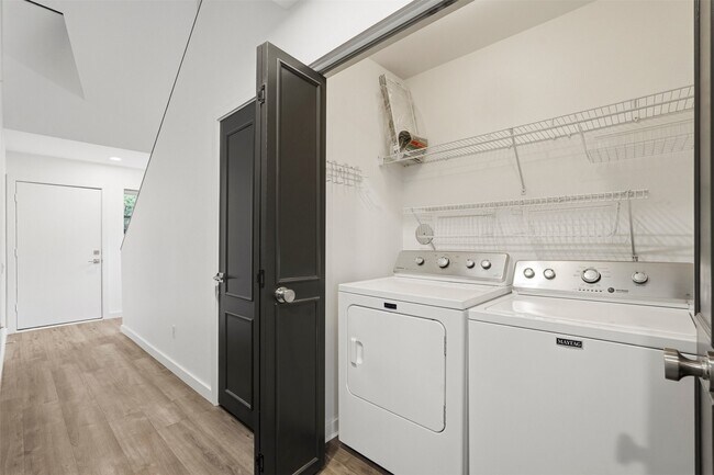 Building Photo - 6121 Gehring St