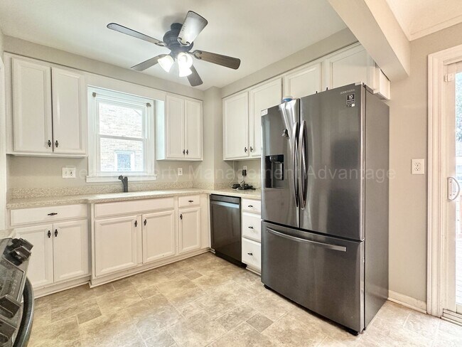 Building Photo - Charming Royal Oak 3-Bed with Sunroom, Dec...
