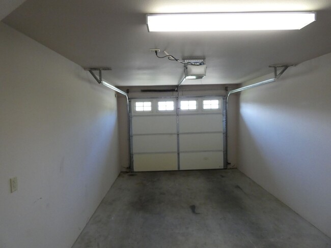 Building Photo - APPLICATION PENDING - Quiet living close t...