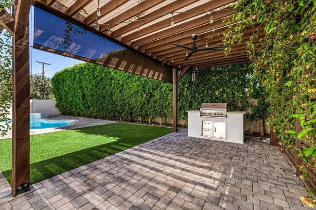 Building Photo - 3821 E Devonshire Ave