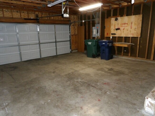 Building Photo - Home in CDA Place!