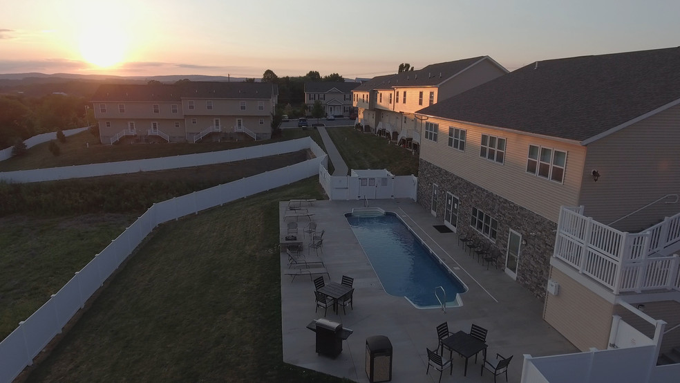 Building Photo - The Villas at Happy Valley