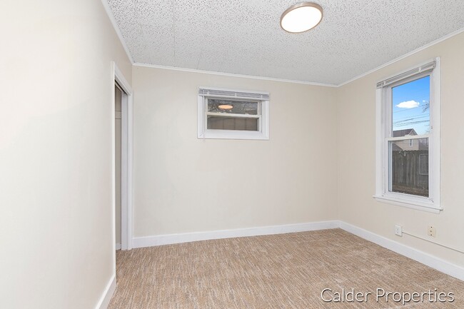 Building Photo - 843 Lake Dr SE